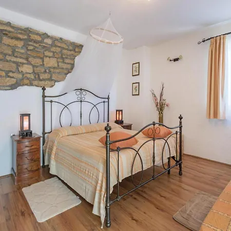 Dom wakacyjny Awesome In With Wifi, 4 Bedrooms And Outdoor Swimming Pool