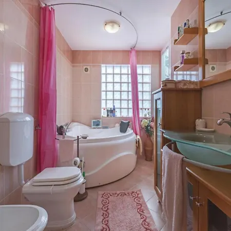 Awesome In With Wifi, 4 Bedrooms And Outdoor Swimming Pool