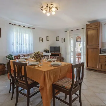 Dom wakacyjny Awesome In With Wifi, 4 Bedrooms And Outdoor Swimming Pool *