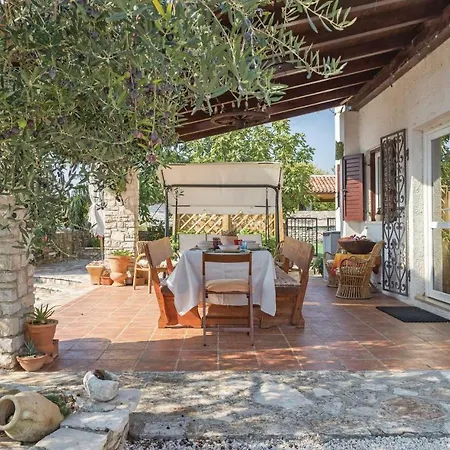Dom wakacyjny Awesome In With Wifi, 4 Bedrooms And Outdoor Swimming Pool Roial