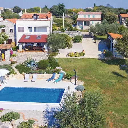 Awesome In With Wifi, 4 Bedrooms And Outdoor Swimming Pool Dom wakacyjny Roial