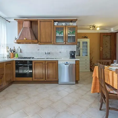 Dom wakacyjny Awesome In With Wifi, 4 Bedrooms And Outdoor Swimming Pool Roial