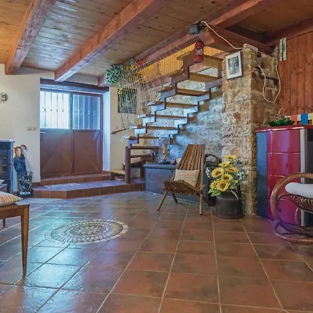 Dom wakacyjny Awesome In With Wifi, 4 Bedrooms And Outdoor Swimming Pool
